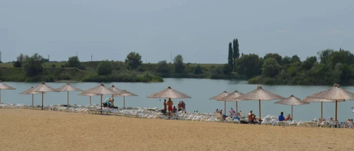&nbsp;Plaja de pe lacul din Arad
